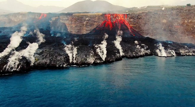 Pogled na delto, ki je nastala iz lave vulkana Cumbre Vieja na otoku La Palma. Kot kaže, se vulkan še nekaj časa ne bo umiril. FOTO: AFP<br />
&nbsp;