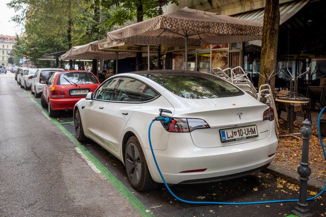 Na cesti parkirna mesta za električna vozila, na pločniku gostinski lokali. FOTO: Voranc Vogel/Delo