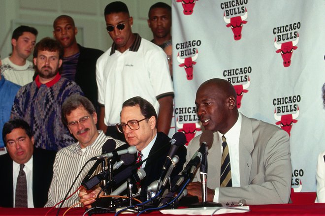 Michael Jordan, Chicagov lastnik Jerry Reinsdorf, trener Phil Jackson in glavni menedžer kluba Jerry Krause (z desne) na razvpiti novinarski konferenci, za njimi Scottie Pippen. FOTO: Reuters