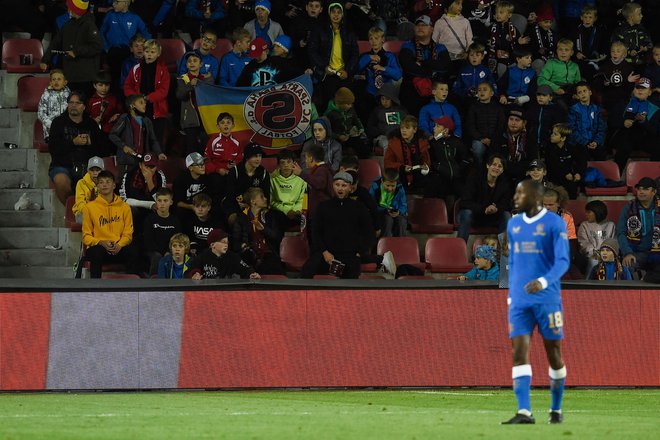 Glen Kamara (na fotografiji) med tekmo v Pragi. FOTO: Michal Čižek/AFP