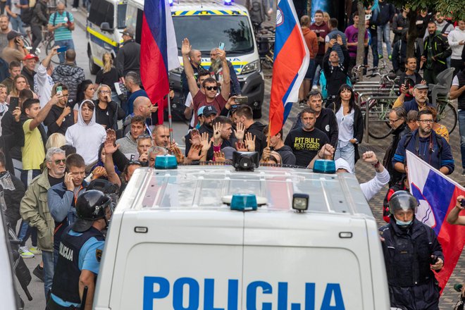 Na policijo letijo kritike, da je v torek na protestih pretiravala z uporabo sile. FOTO: Voranc Vogel/Delo
