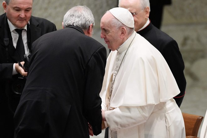 Papež Frančišek se je opravičil vsaki od približno 216.000 žrtev &shy;francoskih pedofilov v talarju. FOTO: Filippo Monteforte/AFP