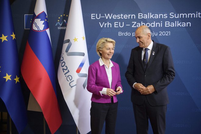 Predsednica evropske komisije Ursula von der Leyen in premier Janez Janša.&nbsp;FOTO: Jure Makovec/AFP
