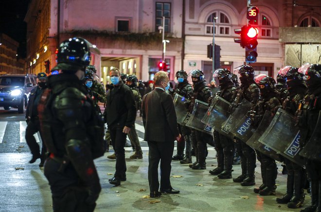 Aleš Hojs je pohvalil ukrepe policije, posebej v teh dveh dneh, ko je&nbsp;vlada aktivirala 9. člen zakona o nalogah in pooblastilih policije&nbsp; (na fotografiji na enem minulih protestov v Ljubljani). FOTO: Matej Družnik/Delo