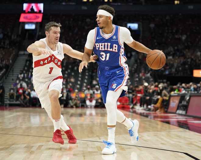 Goran Dragić (levo) se je na pripravljalni tekmi s Philadelphio že predstavil v novem dresu s številko 1 in dosegel osem točk.<br />
FOTO: John E. Sokolowski/USA Today Sports