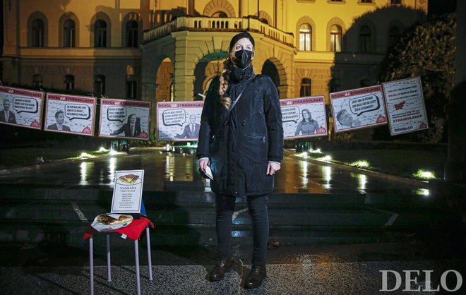 &raquo;Vlada s svojim delovanjem načrtno in preračunljivo stopnjuje konflikte v družbi in nas pelje v policijsko državo oziroma v razmere državljanske vojne, ki najbolj ustreza ravno strategijam represivne diktature,&laquo; je povedala Tea Jarc (fotografija z enega minulih protestov). FOTO: Jože Suhadolnik/Delo