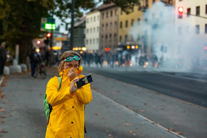 Zbegani otroci se po mestu izogibajo zraku, ki zareže v oči, nos, grlo. FOTO: Voranc Vogel/Delo