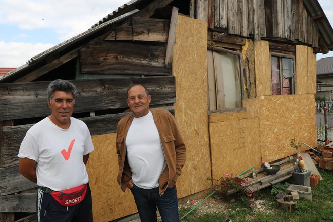 Ivo Horvat (levo) in Darko Rudaš pred zadnjo tradicionalno romsko cimprano hiško na Pušči, ki bo morda postala turistična zanimivost. FOTO: Jože Pojbič/Delo