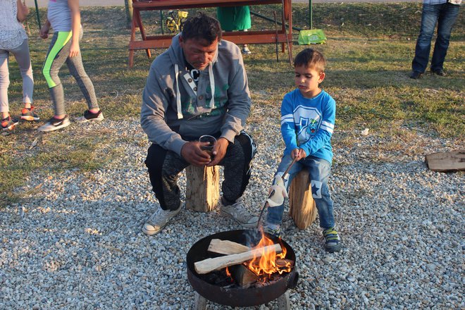 Morda bo tudi pečenje svinjskih kož nad ognjem nekoč del kulinarične turistične ponudbe Pušče. FOTO: Jože Pojbič/Delo