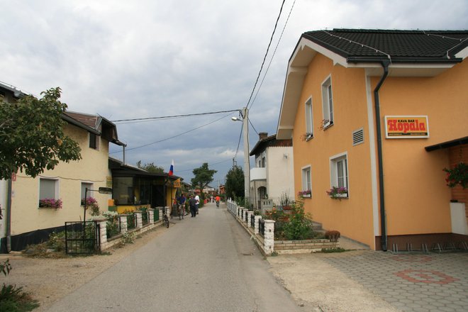 Bela ulica v romskem naselju Pušča pri Murski Soboti FOTO: Jože Pojbič/Delo
