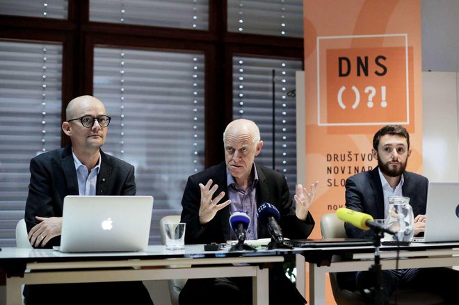 Predsednik Evropske zveze novinarjev Mogens Blicher Bjerregård (na sredini) poudarja, da so za demokracijo ključni neodvisni mediji. FOTO: Daniel Novakovič/STA