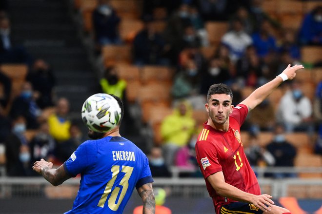 Ferran Torres je sinoči v prvem polčasu dosegel dva gola za zmago Španije proti Italiji z 2:1 v Milanu. Za Italijane, ki so bili od 42. minute brez izključenega Leonarda Bonuccija, je zadetek dosegel Lorenzo Pellegrini. FOTO: Franck Fife/AFP