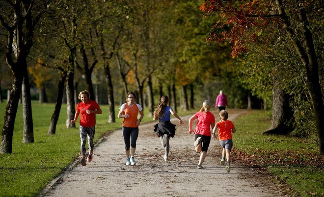 Rekreativni tekači trenirajo pred ljubljanskim maratonom. FOTO: Roman Šipič/Delo