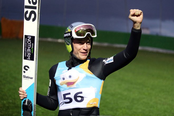 Anže Lanišek se je v torek veselil četrtega naslova članskega državnega prvaka v smučarskih skokih, drugega poletnega po letu 2014. FOTO: Marko Feist
