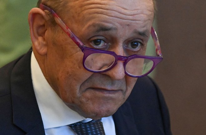 Francoski zunanji minister Jean-Yves Le Drian je v parlamentu povedal, da veleposlanika zdaj čakata dve nalogi, in sicer da opredeli prihodnost odnosa z Avstralijo ter trdno zagovarja francoske interese. FOTO:&nbsp; Attila Kisbenedek/AFP