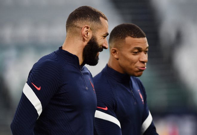 Kylian Mbappe in Karim Benzema med treningom v Torinu, kjer Francoze v četrtek zvečer čaka tekma polfinala lige narodov&nbsp; z Belgijo. FOTO: Massimo Pinca/Reuters