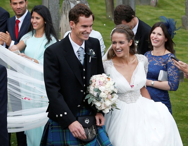 Andy Murray in Kim Sears zapuščata katedralo po poroku v škotskem Dunblanu. Bilo je to 11. aprila 2015. FOTO: Russell Cheyne/Reuters