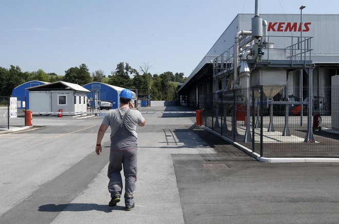 Po požaru leta 2017 Kemis še vedno predstavlja grožnjo za naravo in ljudi. FOTO: Matej Družnik/Delo