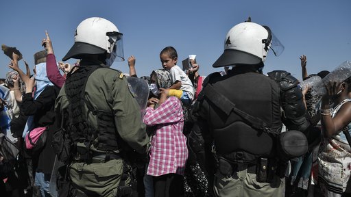 Več evropskih medijev je objavilo posnetke o nezakonitih postopkih in nasilju policistov do migrantov v Grčiji in na Hrvaškem. FOTO: Louisa Gouliamaki/AFP
