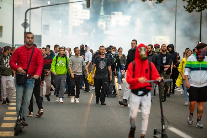 Protestniški momentum prihaja kot naročen za desnico, ki ima nos za fundamentalizem in ki v zadnjem desetletju veliko bolje kot levica mobilizira ljudski bes, sploh kadar šprica v vse smeri: čez medije, politike, sodržavljane. FOTO: Voranc Vogel