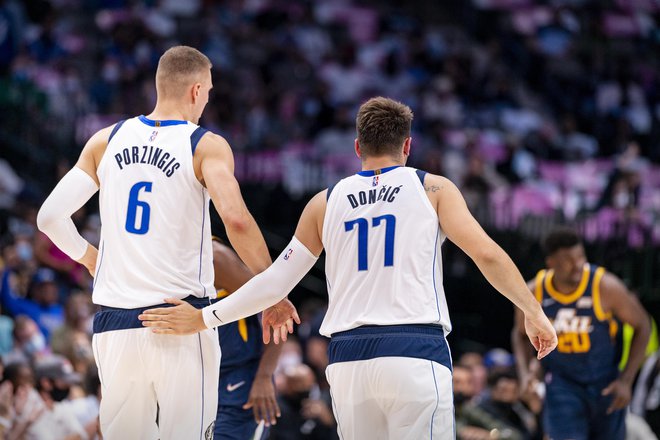 Luka Dončić je v pričakovanju začetka novega prvenstva spodbujal Kristapsa Porzingisa. FOTO: Jerome Miron/USA Today Sports