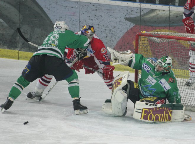 Pomladi 2008 sta nekdanji tivolski klub in Salzburg uprizorila vrhunsko finalno serijo za naslov prvaka v EBEL, ki je pripadel bogatemu avstrijskemu klubu. FOTO: Tomi Lombar/Delo