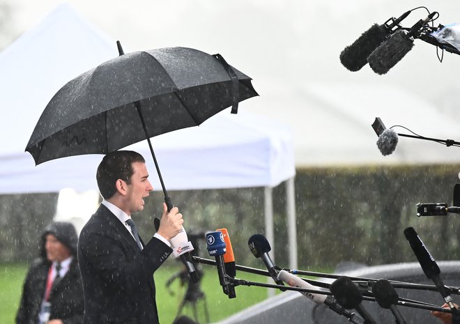 Avstrijski kancler Sebastian Kurz je zanikal vpletenost v afero in ne namerava odstopiti. FOTO: Joe Klamar/Afp