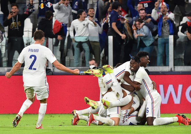 Francozi so se takole veselili zmage nad Belgijci. FOTO: Massimo Pinca/Reuters