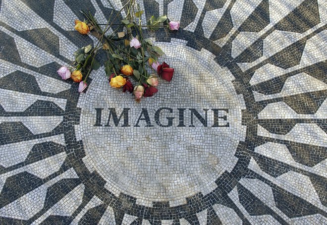 Spominska plošča v Strawberry Fields, kakor so po Lennonovi smrti poimenovali ta košček newyorškega Centralnega parka. FOTO: Chip East/Reuters