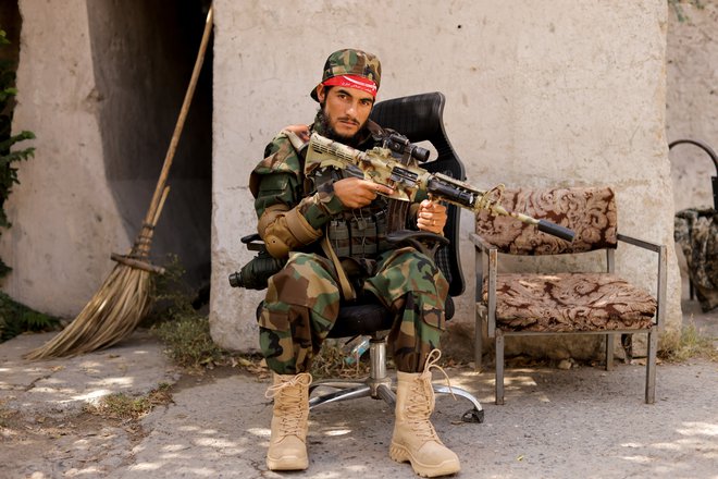 Talibski vojak v Kabulu, oktober 2021 FOTO: Jorge Silva/Reuters