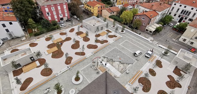 Prenovljeni Muzejski trg v Kopru bo namenjen prebivalcem in obiskovalcem različnih starostnih in interesnih skupin. Fotografiji Boris Šuligoj