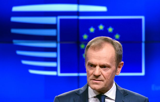 K odločnejšemu protestiranju je pozval vodja opozicije, nekdanji predsednik evropskega sveta Donald Tusk. FOTO: Toby Melville/Reuters