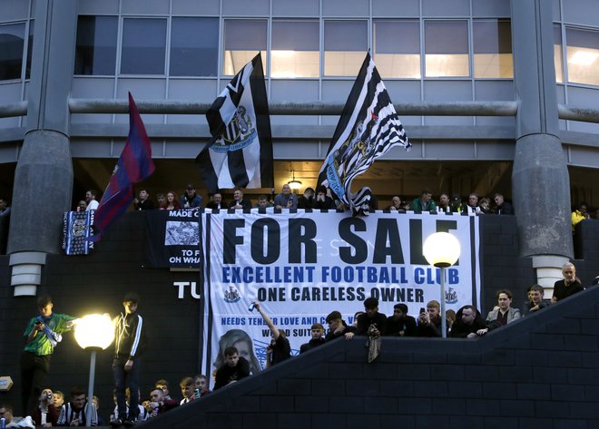 Navijači Newcastle Uniteda so pozdravili arabske lastnike, ki naj bi klub spet naredili velikega. FOTO: Lee Smith/Reuters