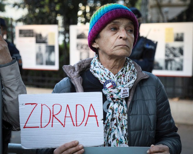Protestnica pred stavbo poljskega ustavnega sodišča z napisom Izdaja. Foto Jaap Arriens/AFP