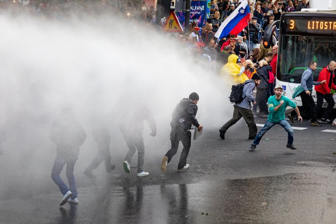 V zadnjih treh tednih so policisti na ljubljanskih ulicah vodni top uporabili ob treh različnih priložnostih, samo pretekli torek približno desetkrat. Kaj nam to pove o trenutni družbeni realnosti? FOTO: Voranc Vogel/Delo