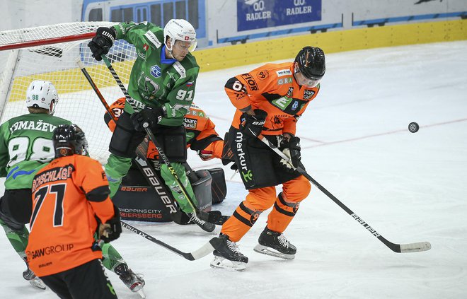 Ljubljanski hokejisti so v 7. nastopu sezone med regionalno elito petič zmagali in so na imenitnem 2. mestu lestvice ICEHL. FOTO: Jože Suhadolnik/Delo