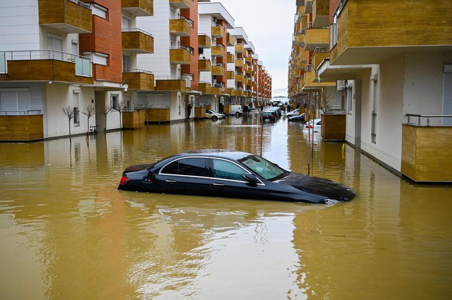 Vsekakor je poplavljen avtomobil težko popolnoma popraviti, kajti nekatere napake se pokažejo šele po nekaj mesecih ali celo letu dni.<br />
FOTO: Armend Nimani/AFP
