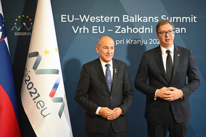 Slovenski premier Janez Janša in srbski predsednik Aleksandar Vučić na vrhu EU-Zahodni Balkan, ki je ta teden potekal na Brdu pri Kranju. FOTO: Jure Makovec/AFP