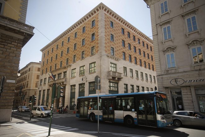 Narodni dom v Ulici Filzi je simbol slovenske zgodovine v Trstu. FOTO: Jure Eržen/Delo