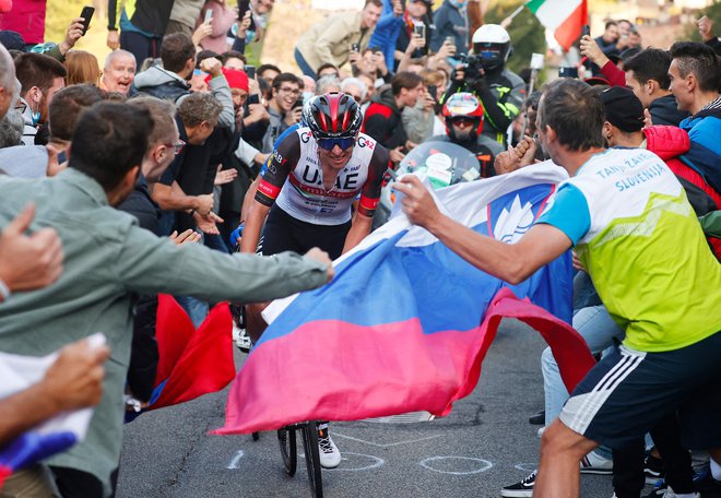 Tadej Pogačar se je skozi slovenske zastave odpeljal zmagi na dirki po Lombardiji naproti. FOTO: Luca Bettini/AFP