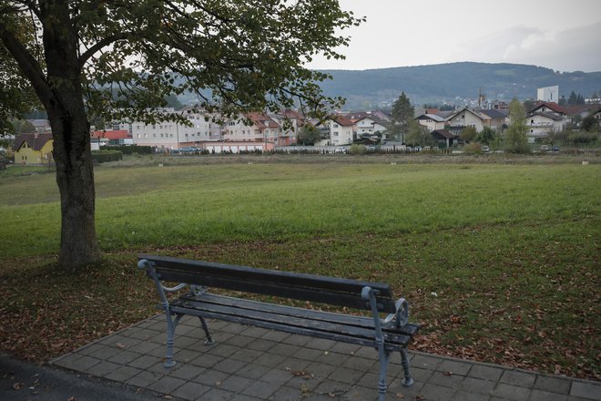 Sklad je zemljišče prodal lani septembra na elektronski dražbi podjetju Bonitete plus za okoli 640.000 evrov brez davka, kupil pa ga je leta 2006 za 1,66 milijona evrov. FOTO: Uroš Hočevar/Delo