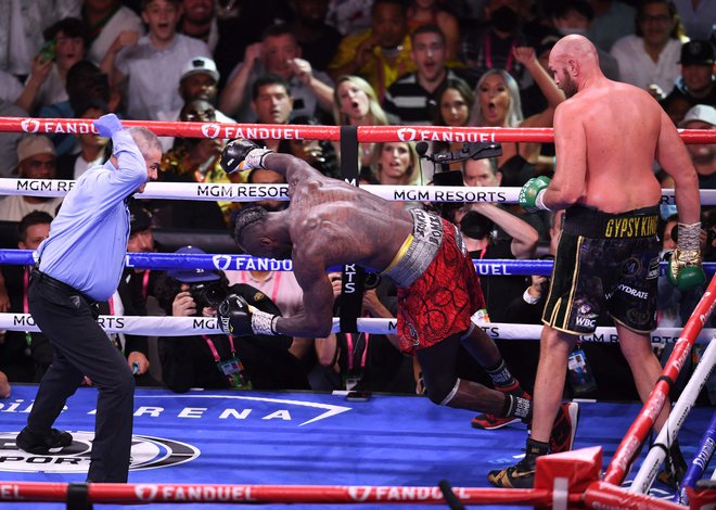 Tyson Fury je tokrat Deontaya Wilderja prisilil k vdaji v enajsti rundi. FOTO: Robyn Beck/AFP