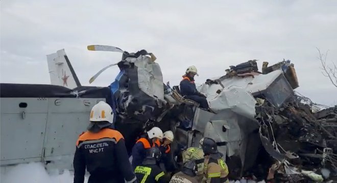 Vzrok strmoglavljenja bi bila glede na trenutna ugibanja lahko prevelika obremenitev letala ali tehnična napaka, zaradi česar je pilot poskušal zasilno pristati. FOTO: Reuters