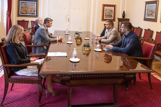 Predsednik republike Borut Pahor je minuli teden na pogovor sprejel prvaka stranke Resni.ca Zorana Stevanovića. Ta na odgovor poslanske skupine Desus še čaka. FOTO: Matjaž Klemenc/Urad predsednika Republike Slovenije