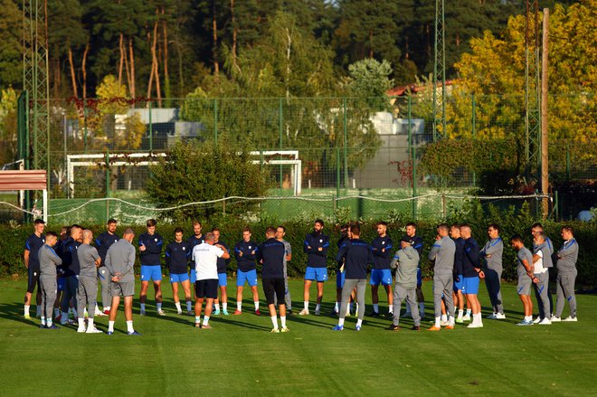 Matjaž Kek je v zadnjem tednu postopno gradil ekipno vzdušje med reprezentanti, ki bodo drevi sprejeli nov velik izziv v boju za Katar 2022. FOTO: Mediaspeed