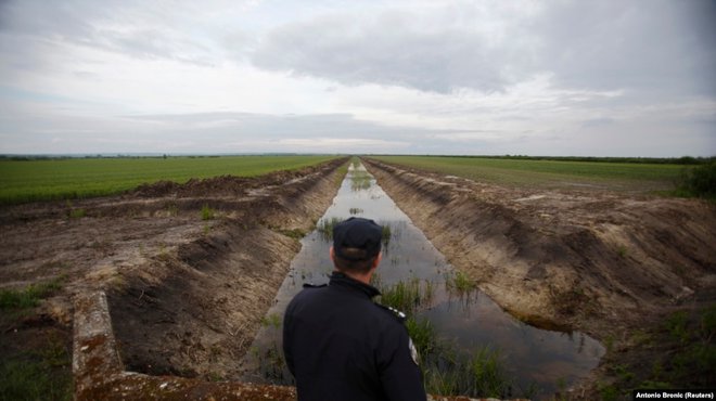 Po Evropi še močno odmeva osemmesečna mednarodna novinarska preiskava, ki je dokazala nasilno vračanje prebežnikov na zunanjih mejah Evropske unije, izvajali naj bi ga tudi hrvaški policisti. FOTO: Antonio Branić/Reuters