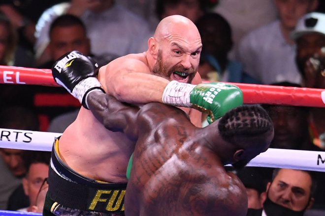 Tyson Fury je Deontayu Wilderju večkrat močno stresel tla pod nogami. FOTO: Robyn Beck/AFP