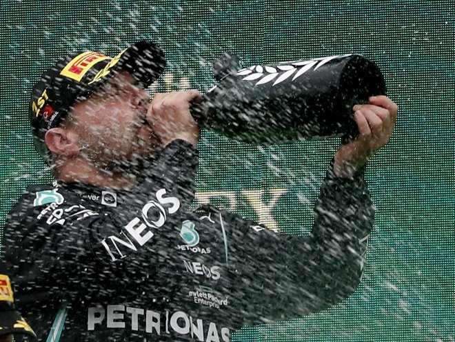 Valtteri Bottas je po debelem letu dni spet okusil slast zmagovitega šampanjca. FOTO: Murad Sezer/Reuters