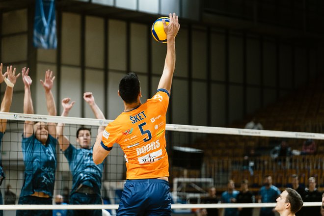 Alen Šket je v derbiju 2. kroga državnega prvenstva proti Calcit Volleyju zbral 17 točk. FOTO: ACH Volley