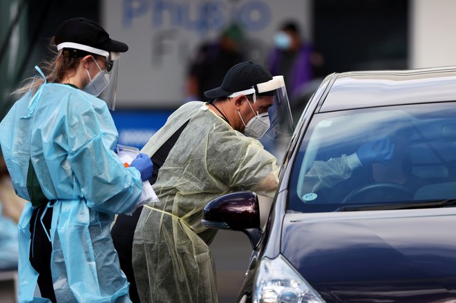 V nedeljo so v Sloveniji potrdili 186 okužb. FOTO: Fiona Goodall/Reuters